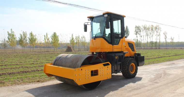 驾驶式压路机“；て琳稀薄寰部刂葡低